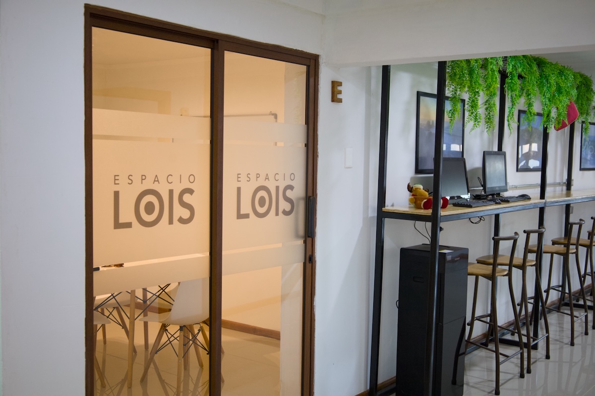 Interior de Espacio LOIS con sala y área de trabajo